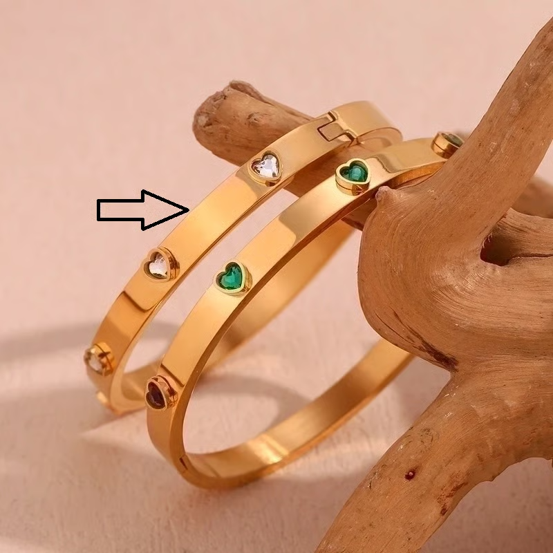 219 / Edelstahl Armspange goldfarbig mit weißen Herzen Zirkonia