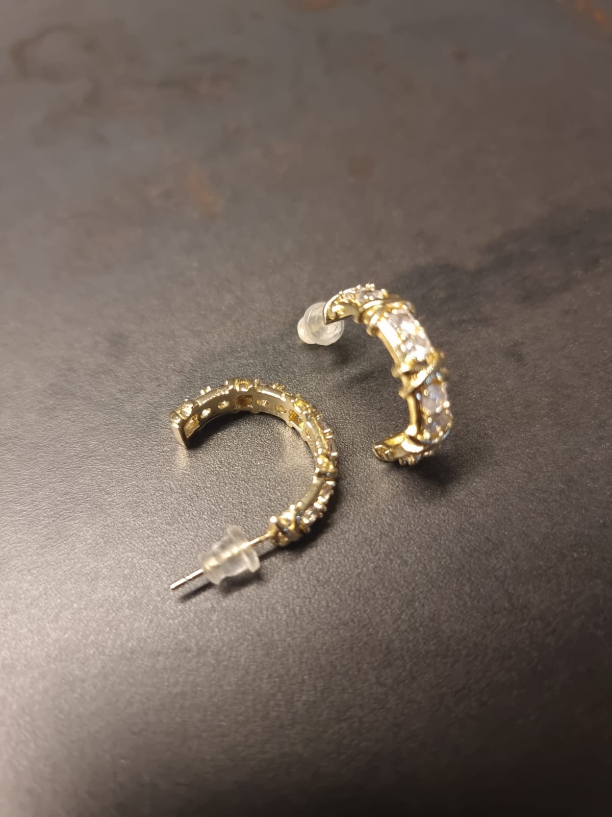 35 / Edelstahl Ohrstecker Creolen Style mit Zirkonia silber- oder goldfarbig