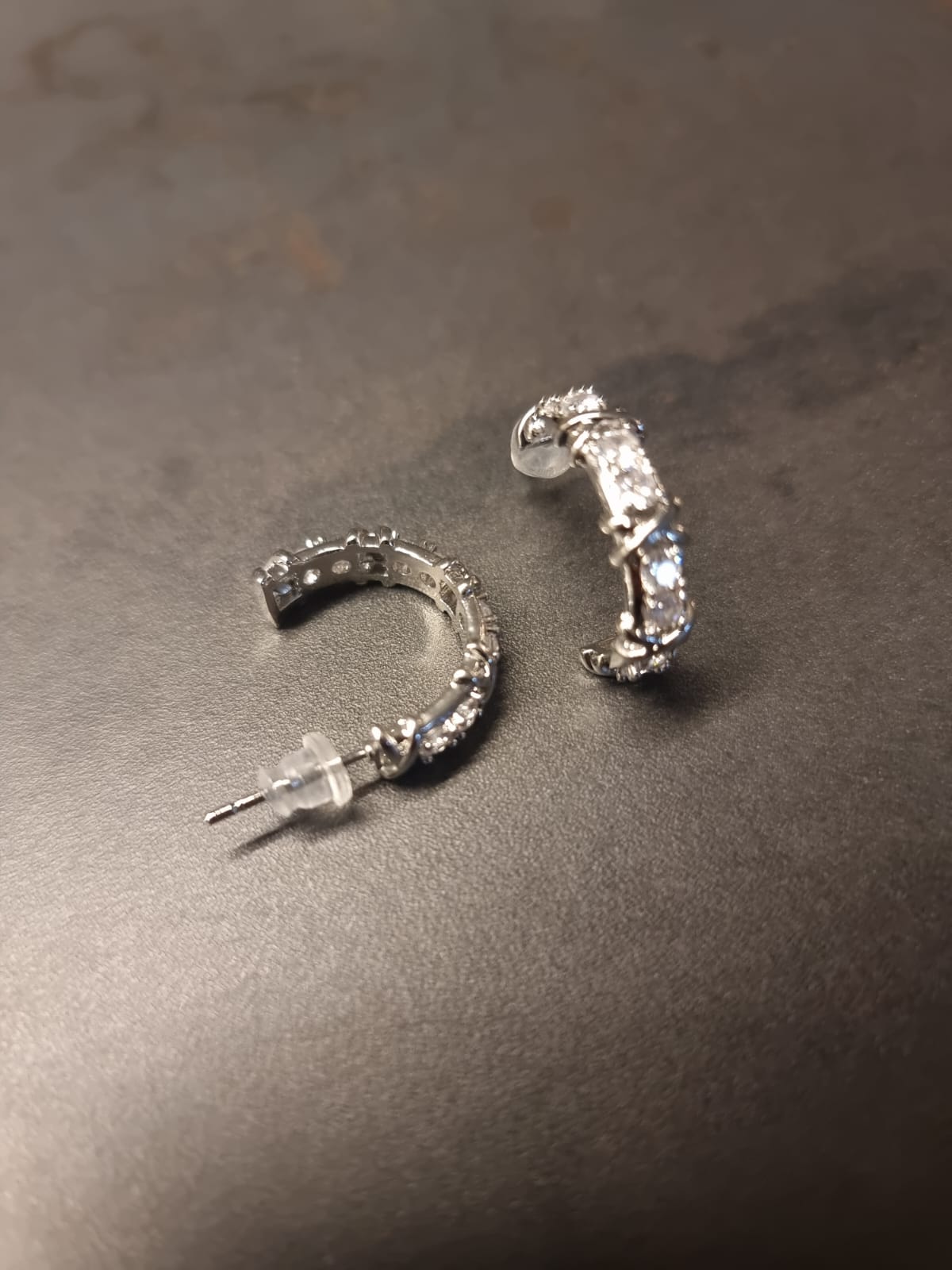 35 / Edelstahl Ohrstecker Creolen Style mit Zirkonia silber- oder goldfarbig