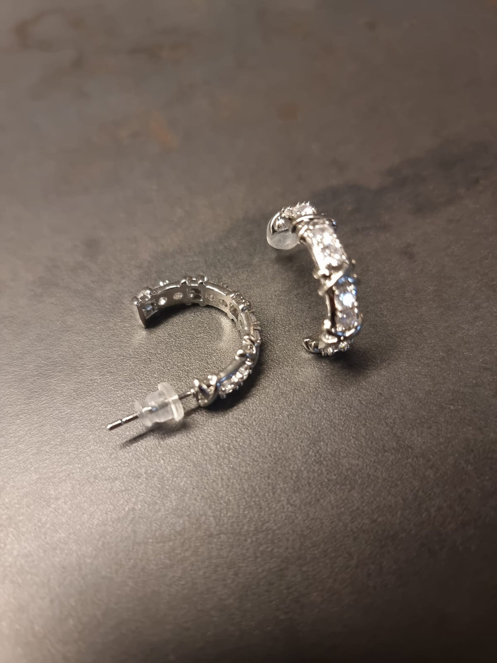 35 / Edelstahl Ohrstecker Creolen Style mit Zirkonia silber- oder goldfarbig